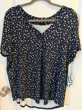 Market & Spruce Navy Floral Short Sleeve V-Neck Tee